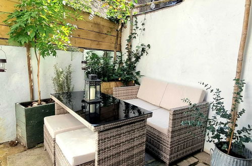 Foto 38 - Spacious & Renovated 1-bed Garden Flat in London