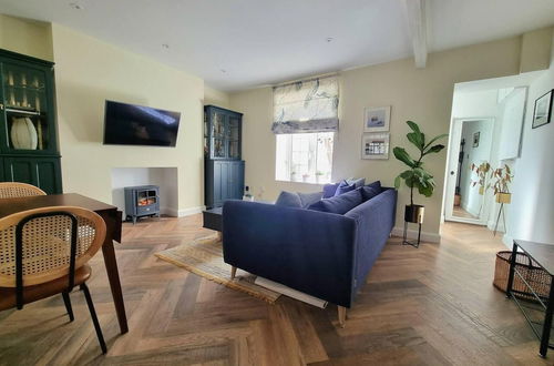 Photo 12 - Spacious & Renovated 1-bed Garden Flat in London