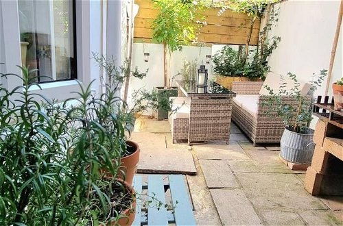 Photo 28 - Spacious & Renovated 1-bed Garden Flat in London