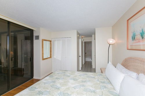 Photo 11 - One Bedroom Condos with Lanai near Ala Wai Harbor - Perfect for 2 Guests