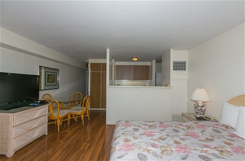 Photo 18 - One Bedroom Condos with Lanai near Ala Wai Harbor - Perfect for 2 Guests