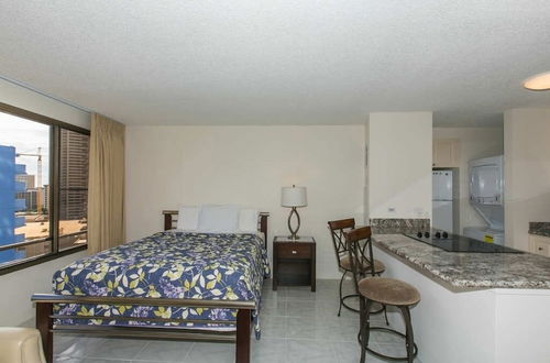 Foto 6 - One Bedroom Condos with Lanai near Ala Wai Harbor - Perfect for 2 Guests