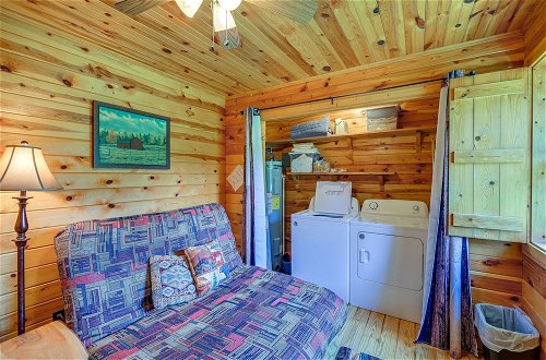 Foto 22 - Blue Ridge Mountain Cabin w/ Views & Hot Tub