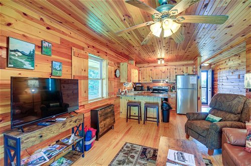 Foto 1 - Blue Ridge Mountain Cabin w/ Views & Hot Tub