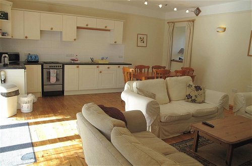 Photo 4 - Comfortable Airy 5-bed Apartment in Llandysul