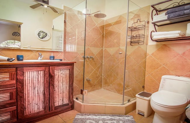 Big private home with pool in Surfside - a short walk from the beach - Foto 19