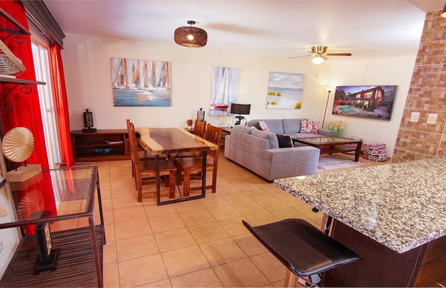 Big private home with pool in Surfside - a short walk from the beach - Foto 2