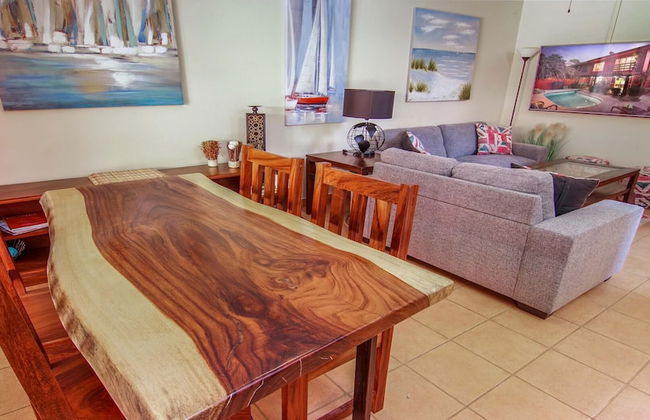 Big private home with pool in Surfside - a short walk from the beach - Foto 14