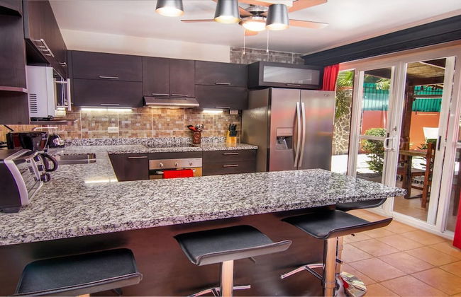Big private home with pool in Surfside - a short walk from the beach - Foto 10