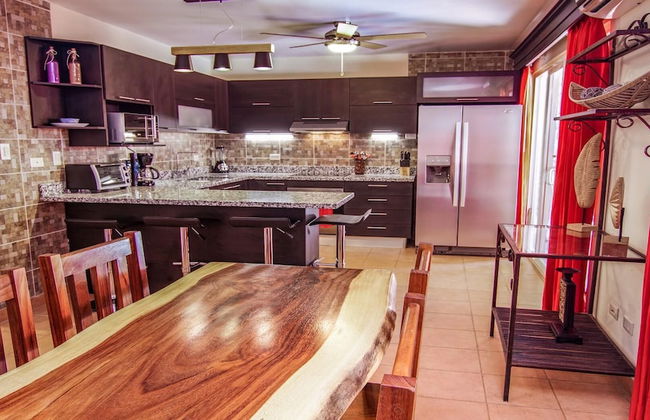 Big private home with pool in Surfside - a short walk from the beach - Foto 12