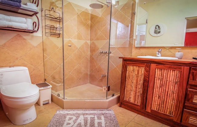 Big private home with pool in Surfside - a short walk from the beach - Foto 20