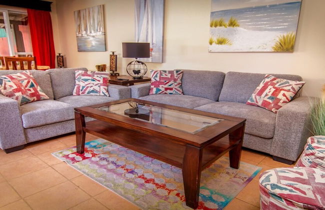 Big private home with pool in Surfside - a short walk from the beach - Foto 16