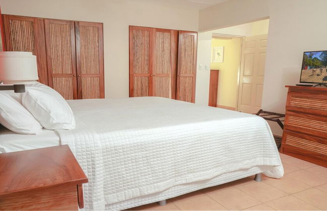 Big private home with pool in Surfside - a short walk from the beach - Foto 5