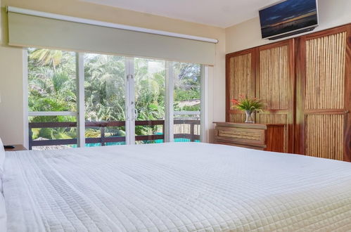 Foto 8 - Big Private Home With Pool in Surfside - a Short Walk From the Beach