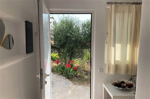 Photo 19 - Gorgeous White Marsis Apartment in Paros