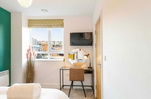 Photo 2 - Chic & Stylish 2BD Flat in Picturesque Bristol