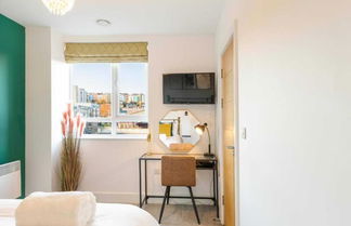 Photo 2 - Chic & Stylish 2BD Flat in Picturesque Bristol