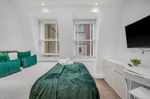 Photo 4 - 2 Bedroom Service Apt in Artillery Lane