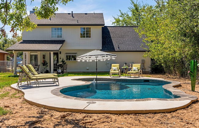 Fun 6BR Home with Private Theater & Pool - Foto 1
