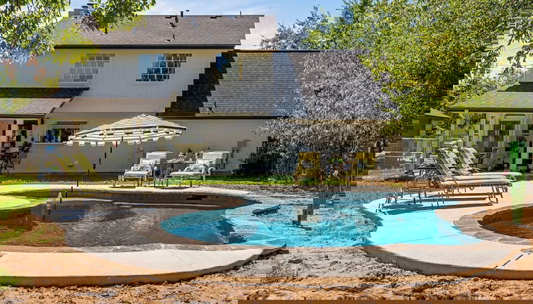 Foto 1 - Fun 6BR Home with Private Theater & Pool