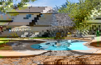 Foto 1 - Fun 6BR Home with Private Theater & Pool