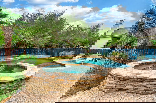 Foto 3 - Upstay - Spacious Home w Pool-hot Tub-office-yard