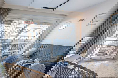 Foto 8 - Bright Apartment With 2 Terraces Close to Beach