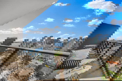 Photo 18 - Downtown Luxury with Panoramic Views