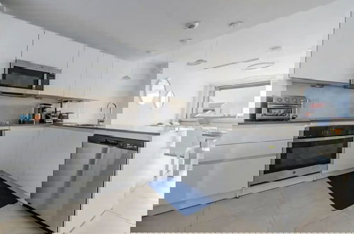 Foto 8 - Eagle Beach Modern 2br2ba Beachfront Condo w Pool
