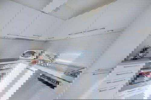 Foto 5 - Modern Apartment Near the Beach