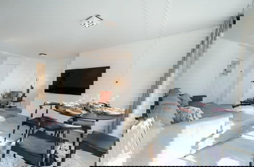 Foto 9 - Modern Apartment Near the Beach