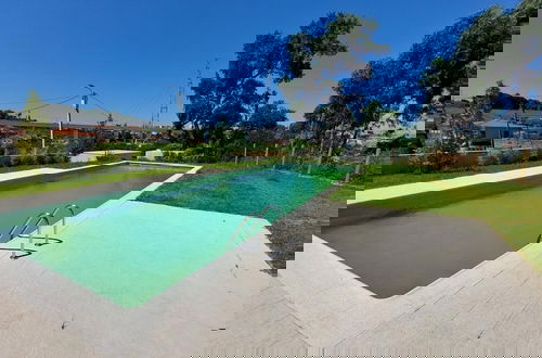 Foto 11 - Amazing Design Garden With Pool by Vacationy