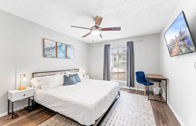 Soco 2BR Corner Suite w Pool King bed Fast Wifi - Foto 3