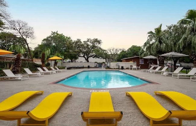 Soco 2BR Corner Suite w Pool King bed Fast Wifi - Foto 9