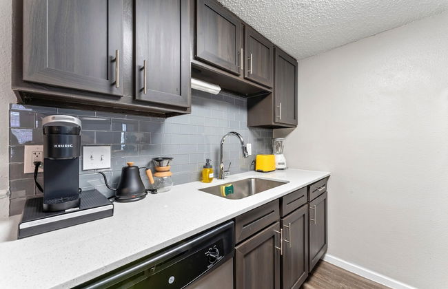 Soco 2BR Corner Suite w Pool King bed Fast Wifi - Foto 18