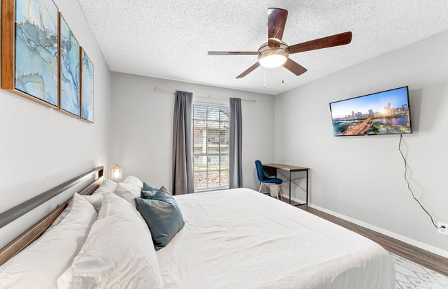 Soco 2BR Corner Suite w Pool King bed Fast Wifi - Foto 17