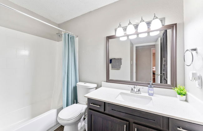 Soco 2BR Corner Suite w Pool King bed Fast Wifi - Foto 15