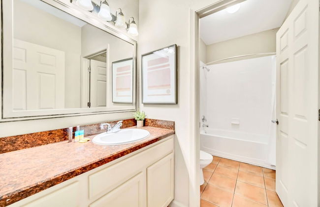 3BR Condo - Near Disney Balcony Pool Hot tub - Foto 13