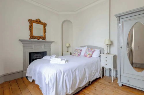 Photo 7 - Timeless Victorian 1BD Flat - Fulham