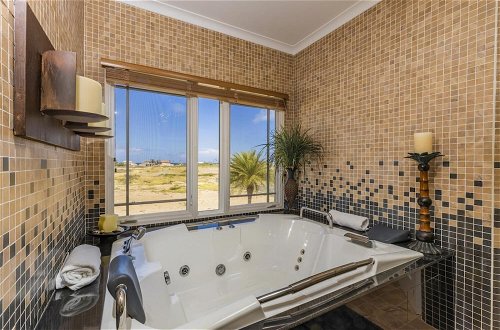 Foto 7 - Luxury 4br4ba Villa w Hottub Pool Ocean Views