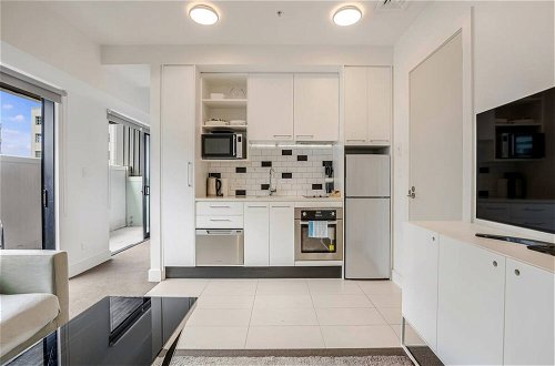 Photo 5 - Bright & Modern Auckland Cbd Apartment