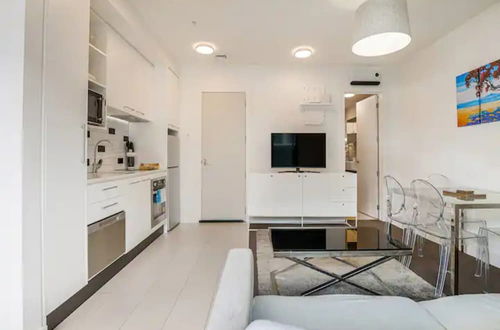 Photo 4 - Bright & Modern Auckland Cbd Apartment