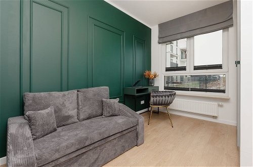Foto 7 - Dark Green Apartment by Renters