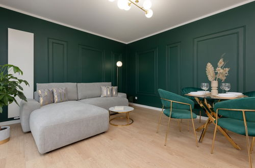 Foto 1 - Dark Green Apartment by Renters