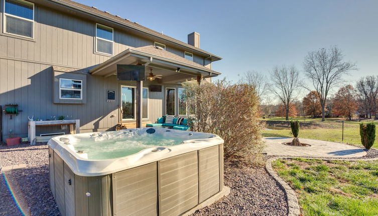 Foto 1 - Luxe Missouri Getaway w/ Hot Tub & Fire Pit