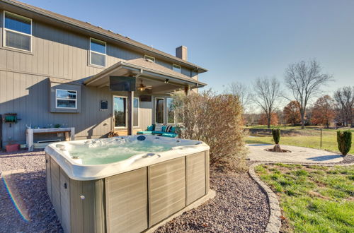 Foto 1 - Luxe Missouri Getaway w/ Hot Tub & Fire Pit