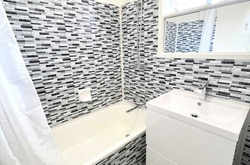 Photo 10 - Cozy 1-bedroom Unit in St Kilda w/ Parking & Wifi