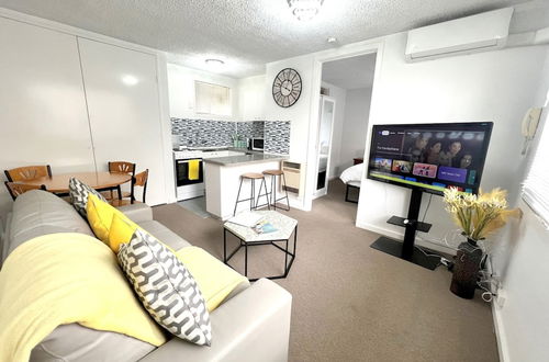 Foto 6 - Cozy 1-bedroom Unit in St Kilda w/ Parking & Wifi