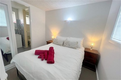 Photo 3 - Cozy 1-bedroom Unit in St Kilda w/ Parking & Wifi