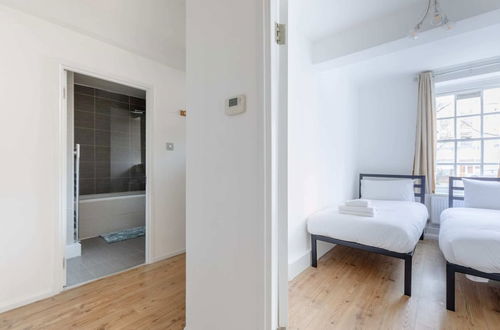 Photo 4 - Inviting 2BD Flat 15 Minutes From Regents Park